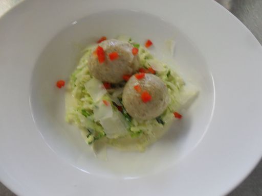 Käseknödel auf Wirsinggemüse
