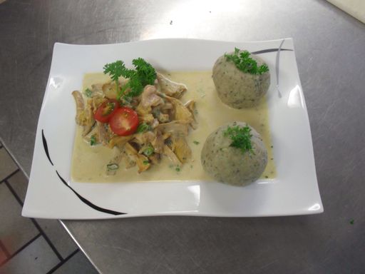 Pfifferlinge mit Lendchen und Semmelknödel