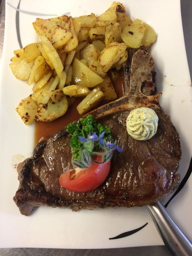 T-Bone Steak mit Bratkartoffeln