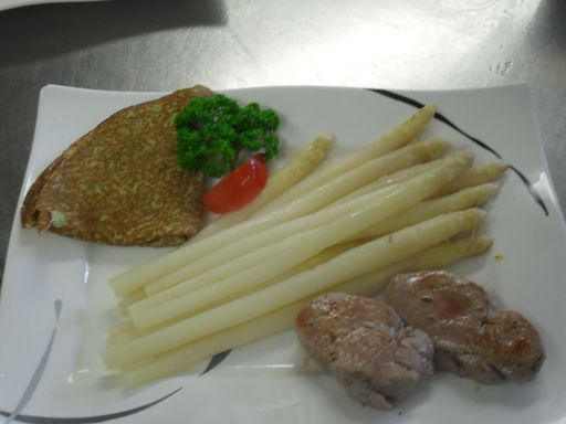 Lendchen mit Spargel und Kräuterpfannkuchen