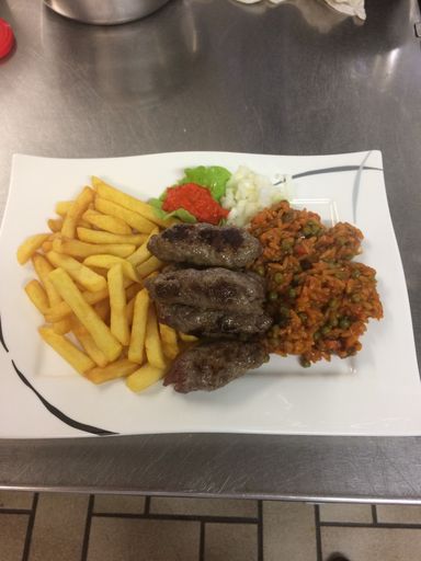 Cevapcici mit Pommes, Reis und Ajvar